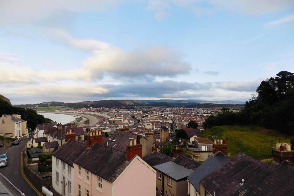 Beautiful Townhouse On The Great Orme, Pet Friendly Casa de Férias Llandudno